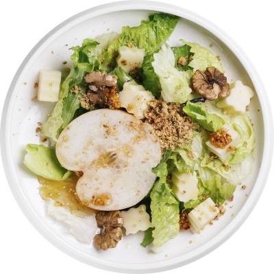 Зеленый салат с грушей и нежным сыром