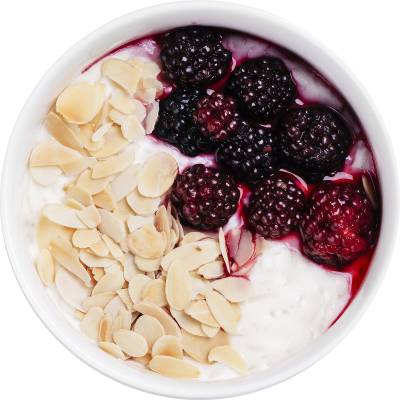 Каша рисовая с ежевикой и миндальными лепестками