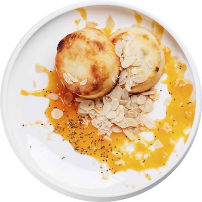 Сырники с рикоттой, абрикосовым джемом и миндалем, 2 шт.