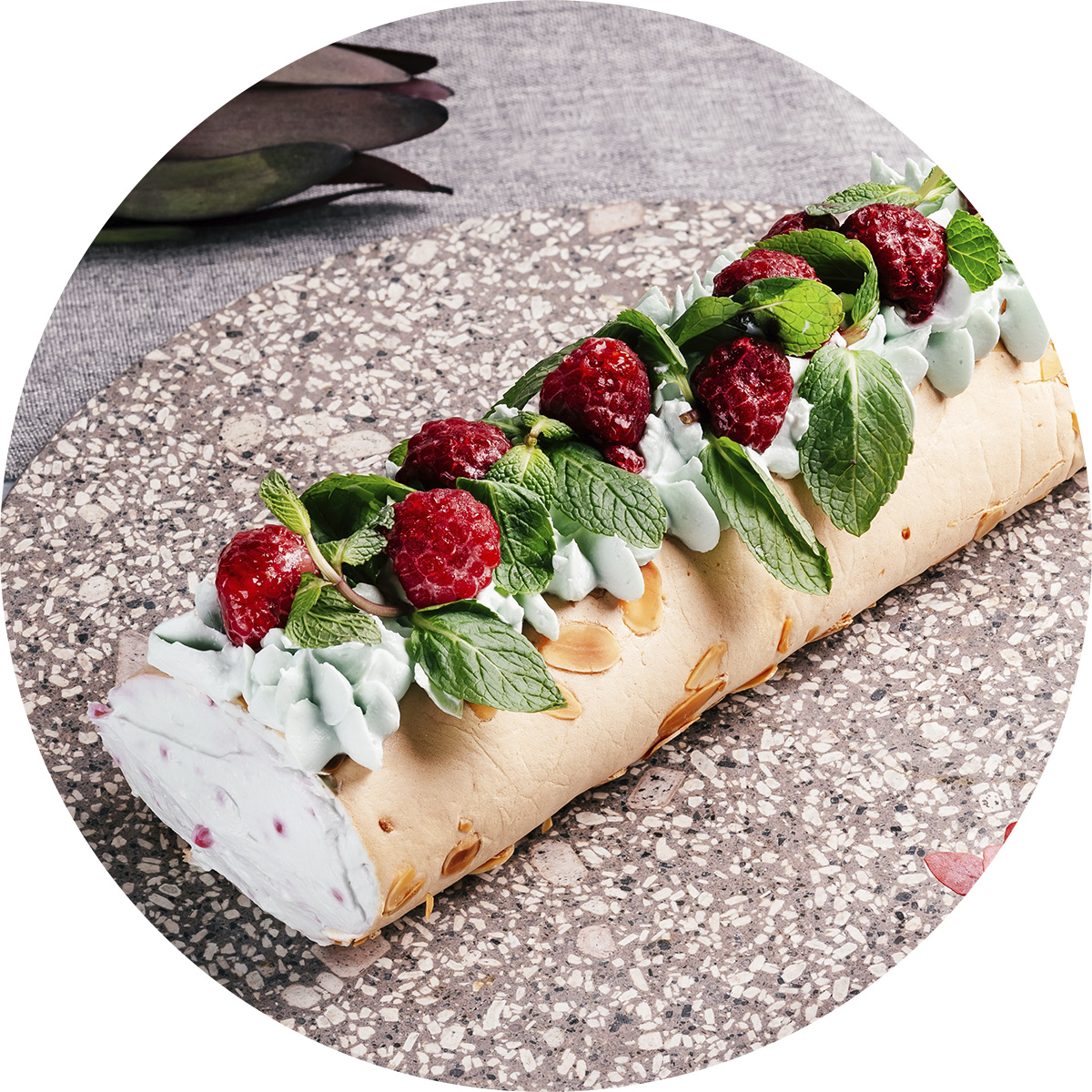 Меренговый рулет с фисташкой и малиной