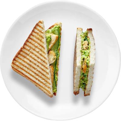 Сендвич с цыпленком и соусом песто